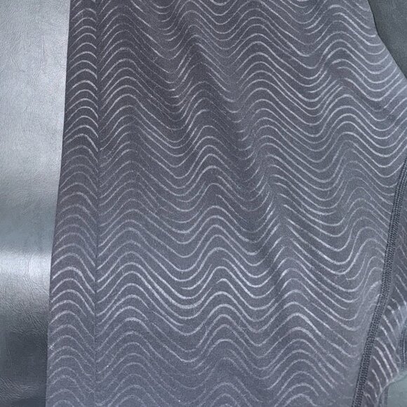 Women's Black Patterned Lululemon Leggings - Picture 4 of 5